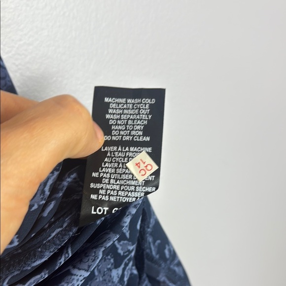 Tahari Blue Robe with Elegant Floral Print Size Large/XLarge - Picture 9 of 11